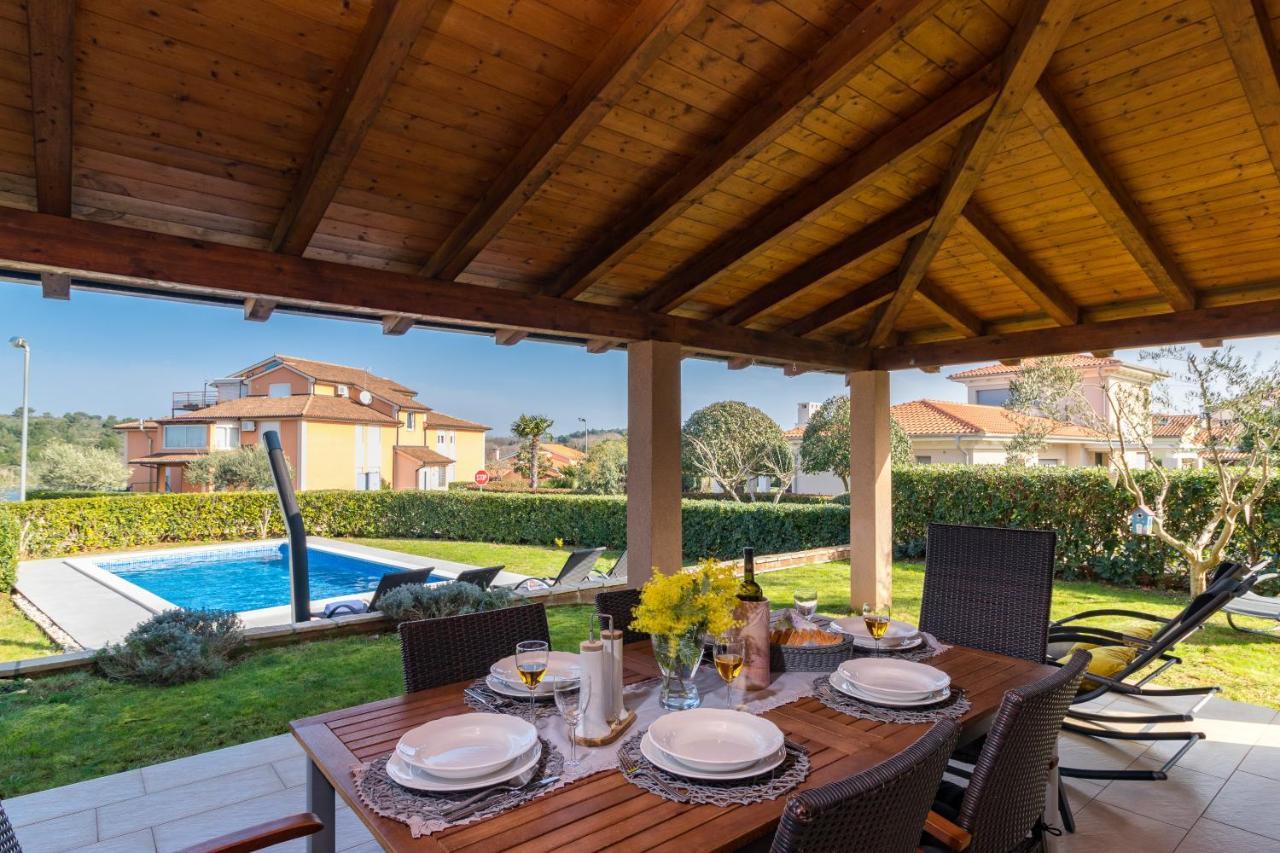 Lovely Istrian Apartment With A Private Swimming Pool And A Charming Garden Banjole Exteriér fotografie